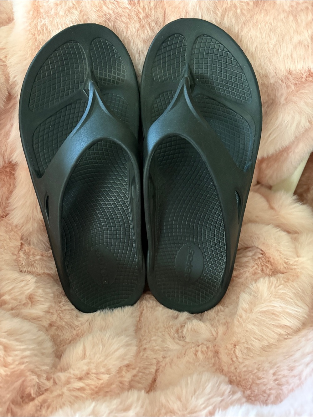 OOFOS Black Men's/Oscar Unisex Recovery Flip Flops
